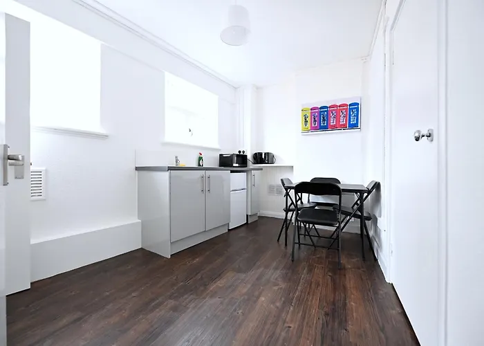 Peaceful And Central Leicester Square Apartment